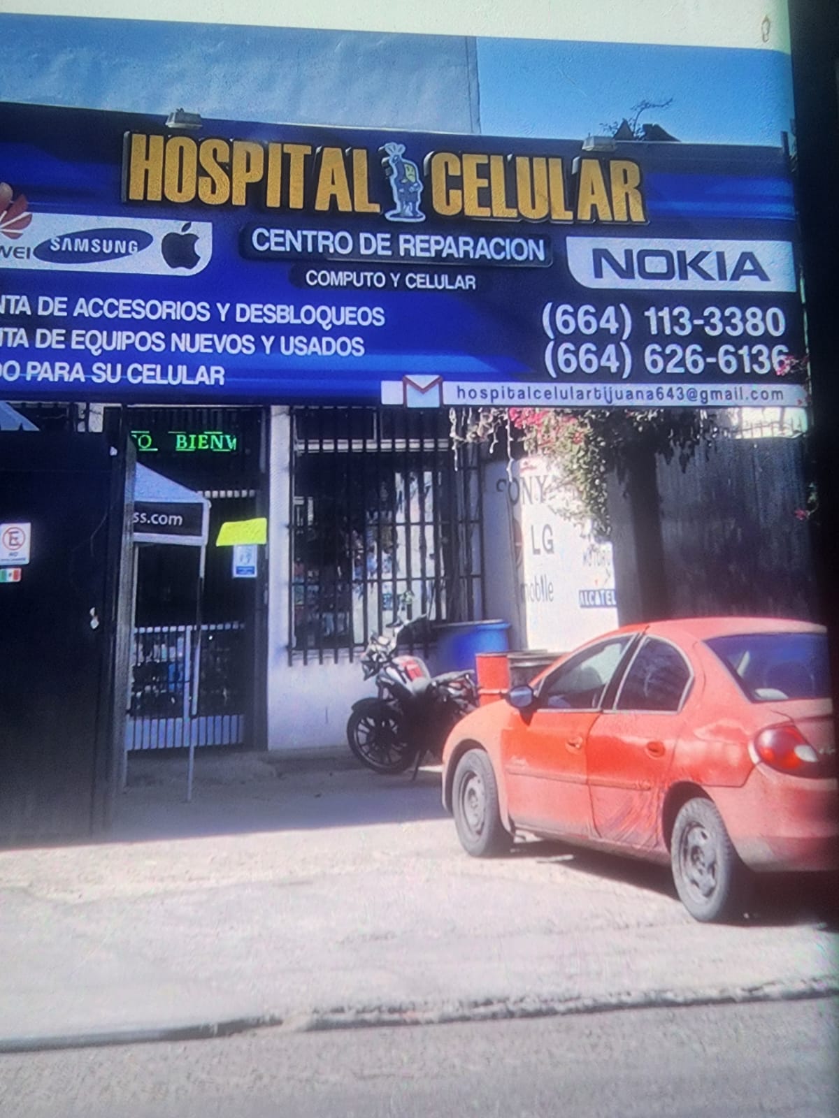 Fachada del centro de reparación Hospital Celular en Tijuana, con letrero azul y letras doradas