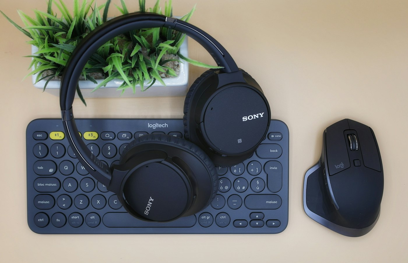 Audífonos, teclado y mouse sobre un escritorio