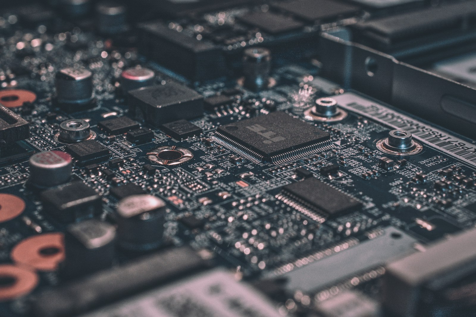 Placa electrónica con circuitos y componentes