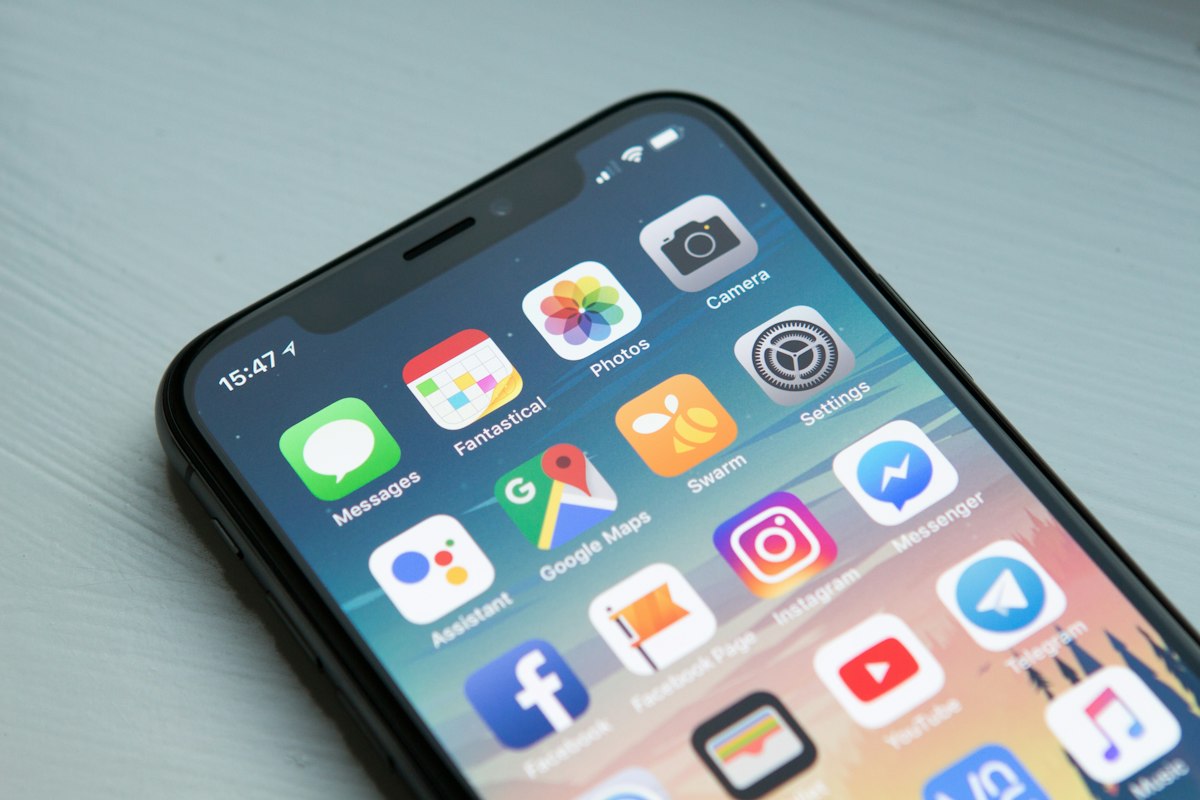 Celular moderno con pantalla encendida
