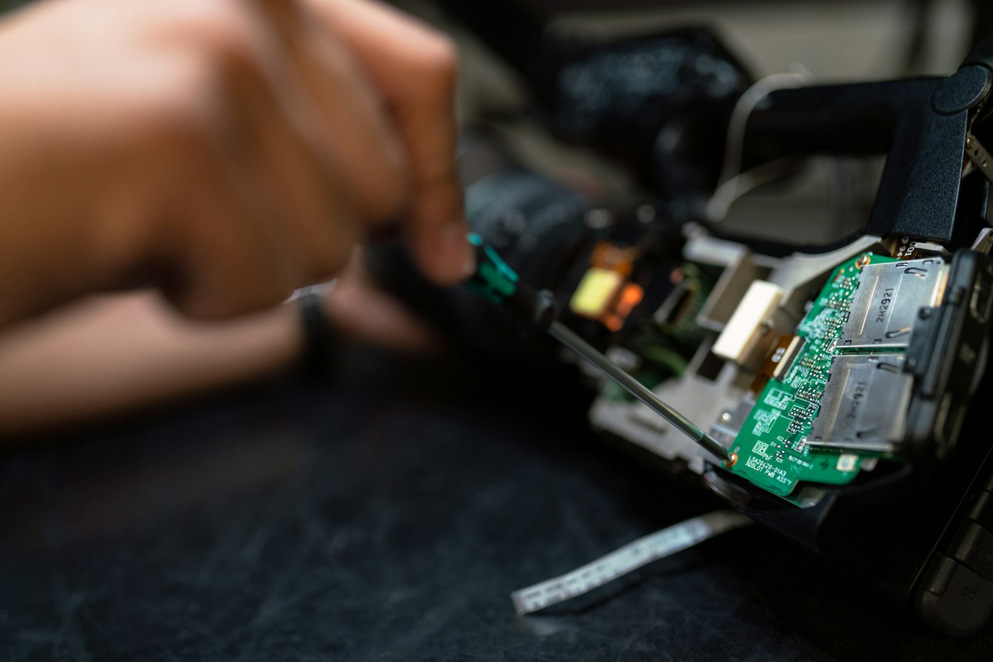 Técnico reparando la placa de un dispositivo electrónico